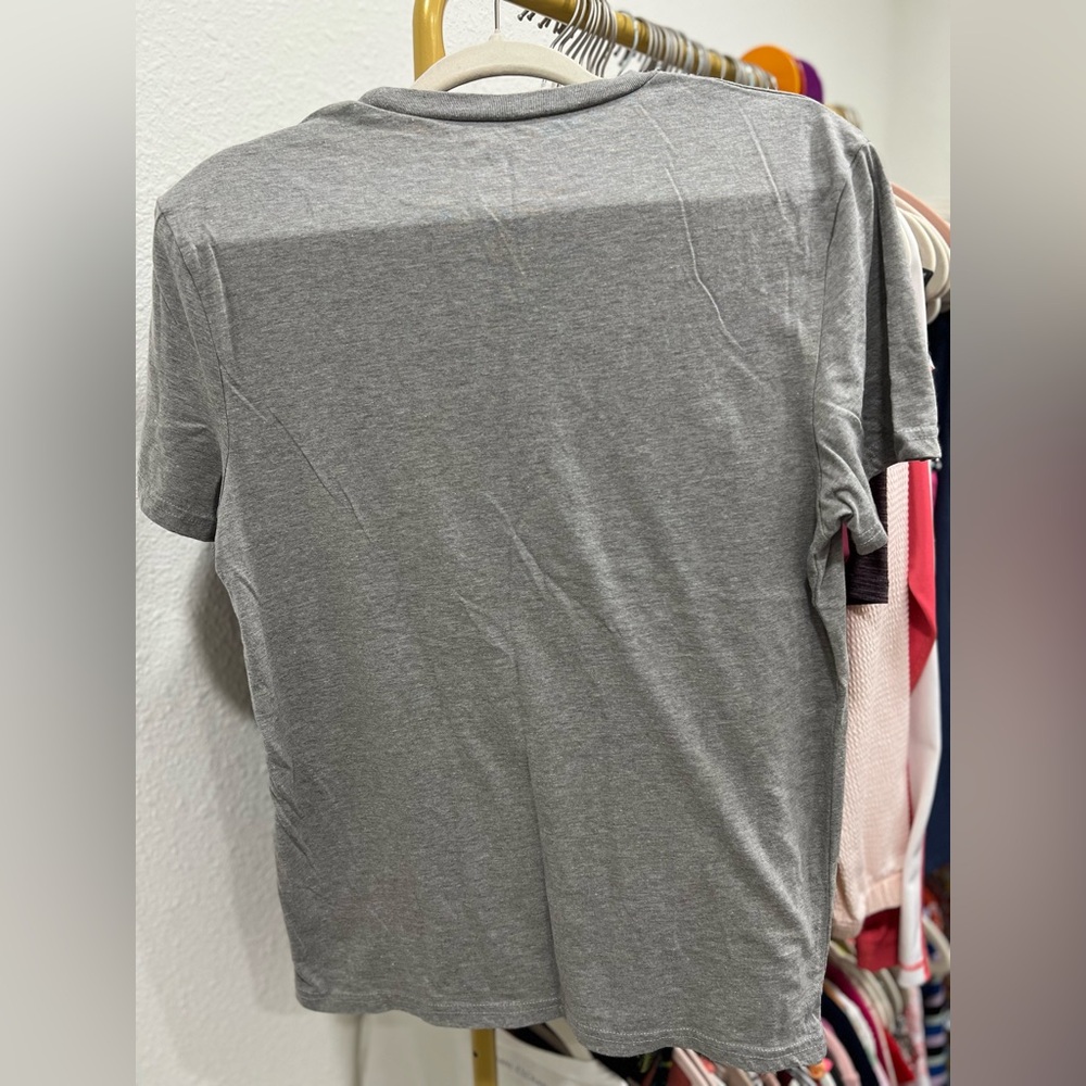 🛍️🛍️ THE OFFICE Dwight Yankee Swap Christmas Graphic Tshirt EUC - Picture 3 of 5